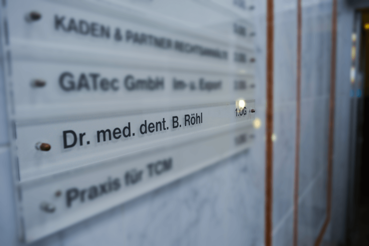 Praxis Schild im Hauseingang